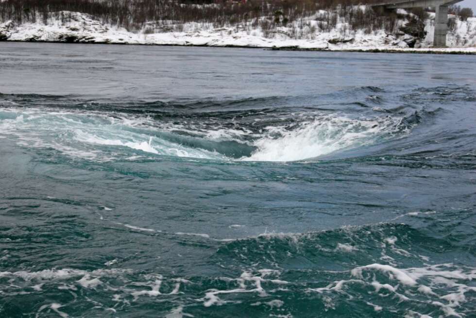 HOLD AVSTAND: Du har sett dem i vasken hjemme, strømvirvlene. Her er en i ferd med å åpne seg, og snart har den en diameter på minst ti meter og er like dyp. HOLD AVSTAND: Du har sett dem i vasken hjemme, strømvirvlene. Her er en i ferd med å åpne seg, og snart har den en diameter på minst ti meter og er like dyp.