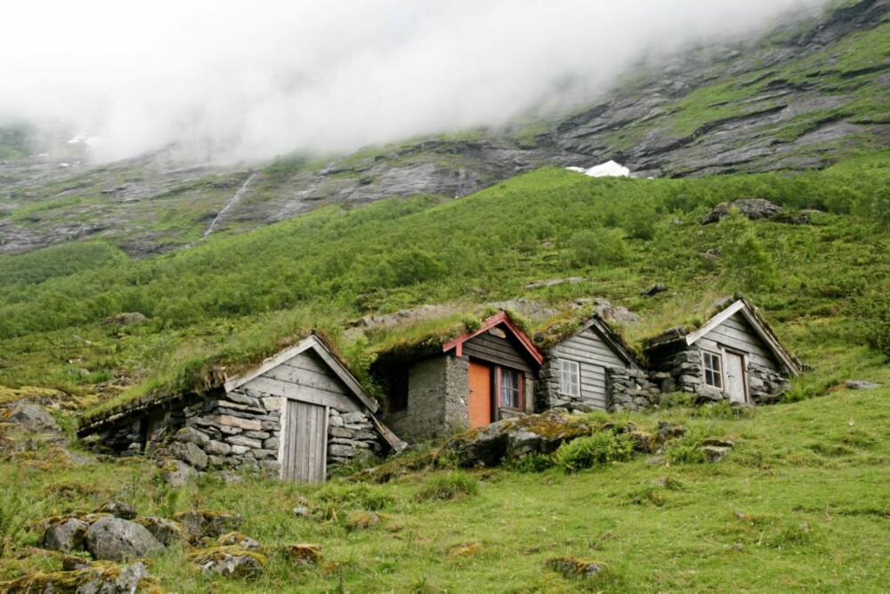 STAVBERGSETRA: Husene er bygget delvis inn i terrenget som ly mot ras. STAVBERGSETRA: Husene er bygget delvis inn i terrenget som ly mot ras.