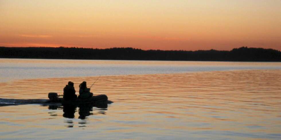 KVELDSFISKE: Det var en del båter ute med fiskestang i kveldstimene i helga - kanskje ble det makrell? Bildet er fra Sandefjrodsfjorden natt til mandag. KVELDSFISKE: Det var en del båter ute med fiskestang i kveldstimene i helga - kanskje ble det makrell? Bildet er fra Sandefjrodsfjorden natt til mandag.