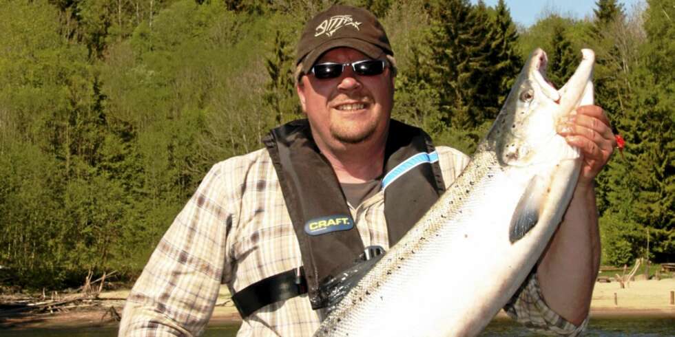 STORLAKS: 15,3 kilo veide laksen som åpningsdagens mann ble Sverre Martin Sørensen fra Larvik landet på formiddagen 15.mai. STORLAKS: 15,3 kilo veide laksen som åpningsdagens mann ble Sverre Martin Sørensen fra Larvik landet på formiddagen 15.mai.