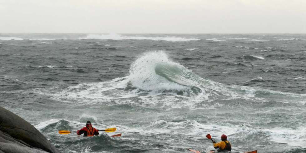 LEKER MED HAVET: Utfordrende brottsjøer er havpadlernes variant av elvepadling. LEKER MED HAVET: Utfordrende brottsjøer er havpadlernes variant av elvepadling.