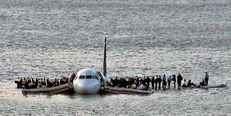 NØDLANDING: Piloten er hyllet som en helt, etter at han klarte å nødlande i Hudson River i New York. NØDLANDING: Piloten er hyllet som en helt, etter at han klarte å nødlande i Hudson River i New York.