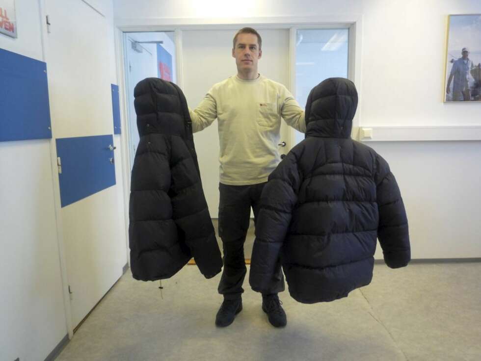 BAKFRA: Bakfra ser den ekte jakka og kopien så godt som like ut. Den til høyre er ekte. BAKFRA: Bakfra ser den ekte jakka og kopien så godt som like ut. Den til høyre er ekte.