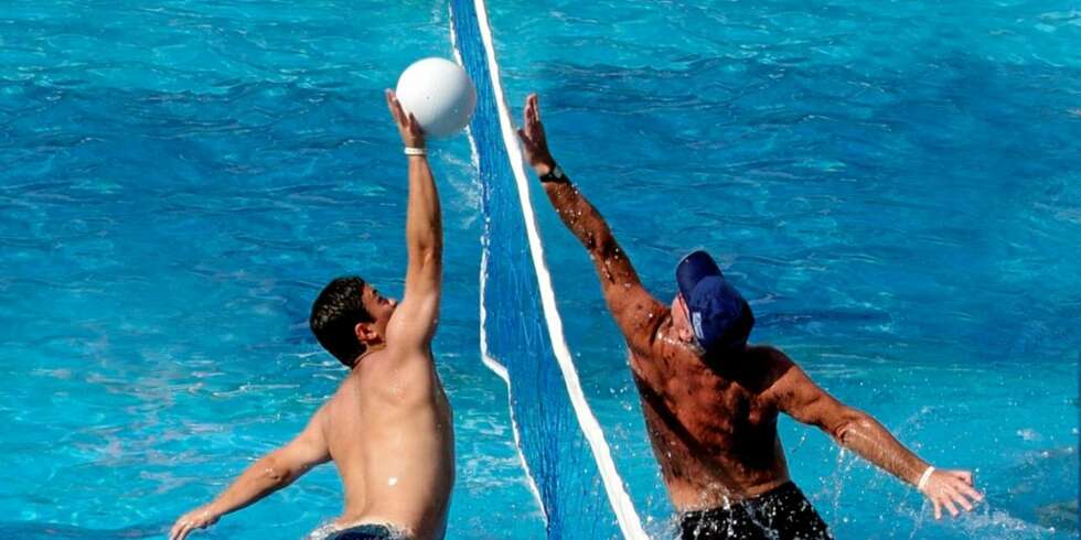 MORSOM TRENING: Volleyball i vann er kjempegod og effektiv trening. MORSOM TRENING: Volleyball i vann er kjempegod og effektiv trening.