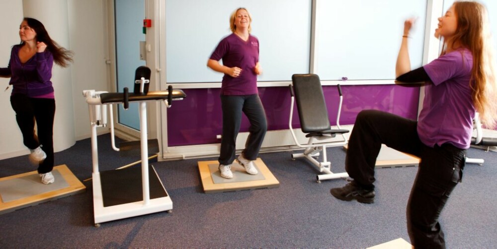 PUSHER: Fitness coach Cathrine Felix sørger for at Beate og de andre damene holder dampen oppe mellom apparatene. PUSHER: Fitness coach Cathrine Felix sørger for at Beate og de andre damene holder dampen oppe mellom apparatene.