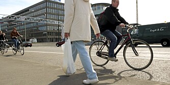 SIKKSAKK: At syklister kjører sikksakk mellom biler for å komme først til krysset, går kanskje mange bilister på nervene, men det er fullt lovlig. SIKKSAKK: At syklister kjører sikksakk mellom biler for å komme først til krysset, går kanskje mange bilister på nervene, men det er fullt lovlig.
