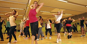 TRENING: Elen Thoresen (foran i rosa) har gjort om burleskdans til trening med sin koreografi. TRENING: Elen Thoresen (foran i rosa) har gjort om burleskdans til trening med sin koreografi.