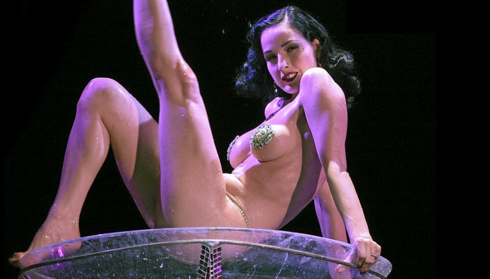 SEXY: Dita von Teese danser burlesk i et martiniglass. Riktig så erotisk blir det nok ikke på Elixia i høst. SEXY: Dita von Teese danser burlesk i et martiniglass. Riktig så erotisk blir det nok ikke på Elixia i høst.