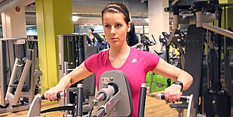 HØYTSITTENDE ROING: Ta tak i de parallelle håndtakene og trekk håndtakene lengst mulig bakover med albuene ut fra kroppen. HØYTSITTENDE ROING: Ta tak i de parallelle håndtakene og trekk håndtakene lengst mulig bakover med albuene ut fra kroppen.