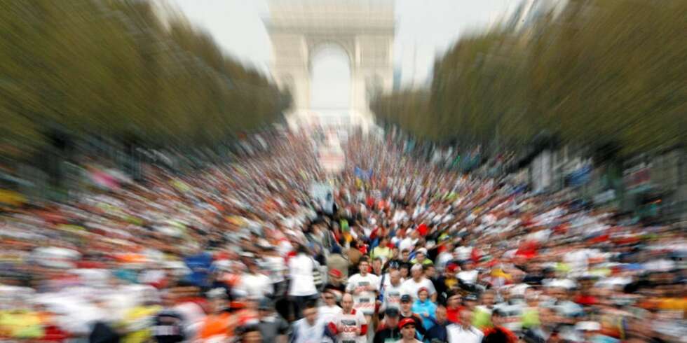TRIUMF: Maratonløpere på Champs Elysees med Triumfbuen i bakgrunnen. TRIUMF: Maratonløpere på Champs Elysees med Triumfbuen i bakgrunnen.