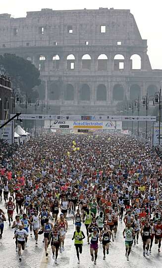 HISTORISK START: Roma maraton starter ved turistmagneten Colosseum. HISTORISK START: Roma maraton starter ved turistmagneten Colosseum.