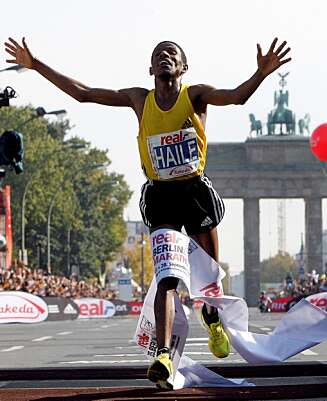 SLO VERDENSREKORDEN: Haile Gebrselassie fra Etiopia vinner Berlin maraton i 2008 på ny verdenrekord: 2 timer, 3 minutter og 59 sekunder. Fullmaratonet arrangeres på høsten, men 5. april kan du løpe halvmaraton i den tyske hovedstaden. SLO VERDENSREKORDEN: Haile Gebrselassie fra Etiopia vinner Berlin maraton i 2008 på ny verdenrekord: 2 timer, 3 minutter og 59 sekunder. Fullmaratonet arrangeres på høsten, men 5. april kan du løpe halvmaraton i den tyske hovedstaden.