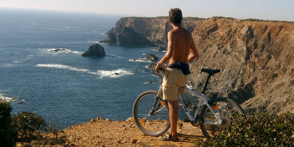 MED SYKKEL: Å være turist på sykkel byr på mange flotte naturopplevelser, som her på kysten av Portugal. MED SYKKEL: Å være turist på sykkel byr på mange flotte naturopplevelser, som her på kysten av Portugal.