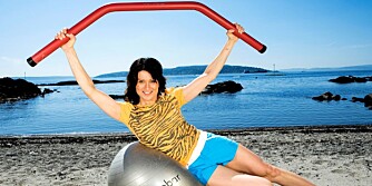 SKRÅ MAGEMUSKLER: Sidehev på ball. SKRÅ MAGEMUSKLER: Sidehev på ball.