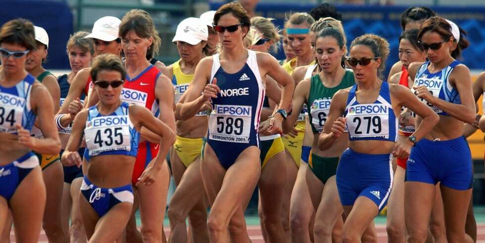 VM 2001: Kjersti Tysse Plätzer (589) midt i feltet under starten av 20 km kappgang. Den norske medaljekandidaten ble diskvalifisert 1,5 km før mål. VM 2001: Kjersti Tysse Plätzer (589) midt i feltet under starten av 20 km kappgang. Den norske medaljekandidaten ble diskvalifisert 1,5 km før mål.