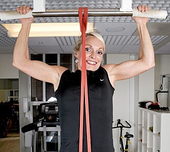 PULL UPS: Du trener rygg, skuldre og armer. PULL UPS: Du trener rygg, skuldre og armer.