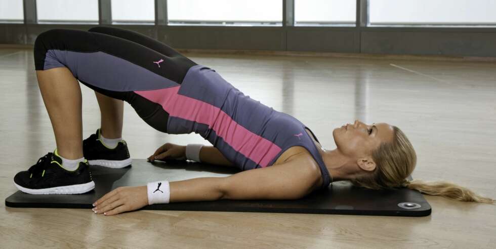 GLUTE BRIDGE: Denne øvelsen vil aktivere musklene i rumpa. Det er mange som ikke vet å bruke rumpa riktig, men her skal du altså skvise rumpa skikkelig. GLUTE BRIDGE: Denne øvelsen vil aktivere musklene i rumpa. Det er mange som ikke vet å bruke rumpa riktig, men her skal du altså skvise rumpa skikkelig.