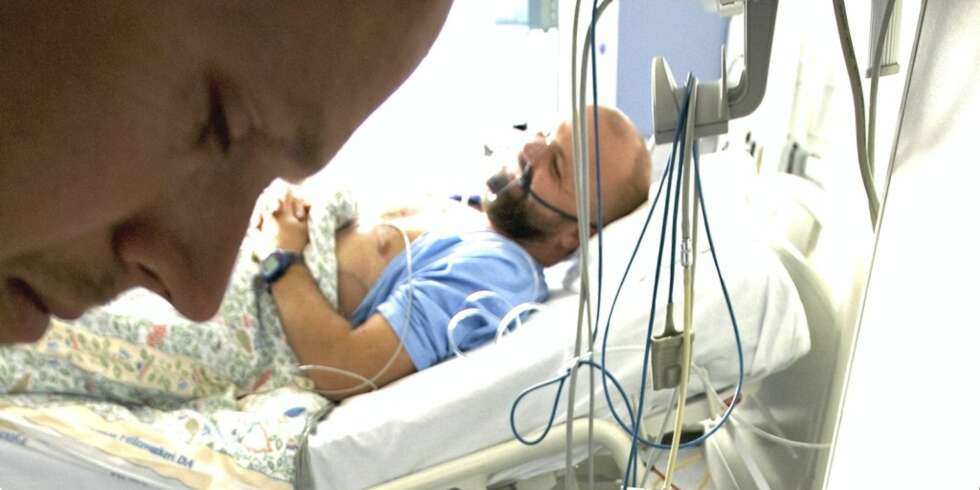 ALDER KAN SLØVE LEGER: Her skriver en sykehuslege journalved St. Olavs Hospital i Trondheim. Pasient i bakgrunnen. ALDER KAN SLØVE LEGER: Her skriver en sykehuslege journalved St. Olavs Hospital i Trondheim. Pasient i bakgrunnen.