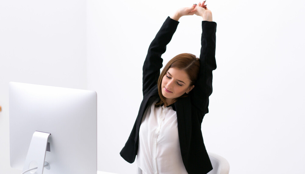 SITTE STILLE: Bøy og tøy litt mens du sitter foran PC-en og bruk hev og senk-funskjonen på pulten din om du har det. FOTO: Colourbox. SITTE STILLE: Bøy og tøy litt mens du sitter foran PC-en og bruk hev og senk-funskjonen på pulten din om du har det. FOTO: Colourbox.