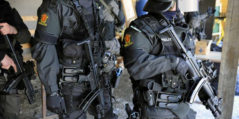 Om lag 800 politifolk fordelt på alle landets politidistrikt er spesialtrente på å håndtere situasjoner hvor gjerningsmenn skyter med skarpt. Men fortsatt mangler de egen beredskap. Om lag 800 politifolk fordelt på alle landets politidistrikt er spesialtrente på å håndtere situasjoner hvor gjerningsmenn skyter med skarpt. Men fortsatt mangler de egen beredskap.