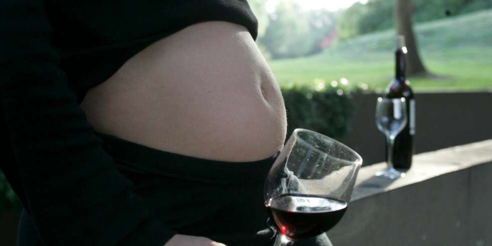 ALKOHOL OG GRAVID: En leser kom i skade for å drikke alkohol veldig tidlig i svangerskapet. Er det farlig? ALKOHOL OG GRAVID: En leser kom i skade for å drikke alkohol veldig tidlig i svangerskapet. Er det farlig?