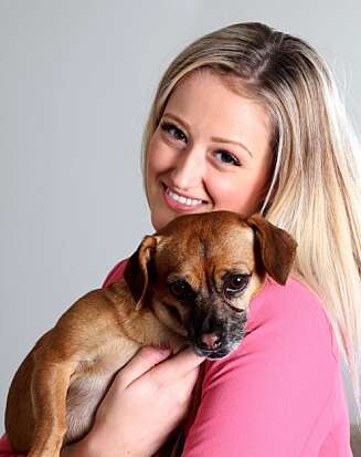 GODE VENNER: Hunden Magic er Ingrids trofaste ledsager. GODE VENNER: Hunden Magic er Ingrids trofaste ledsager.