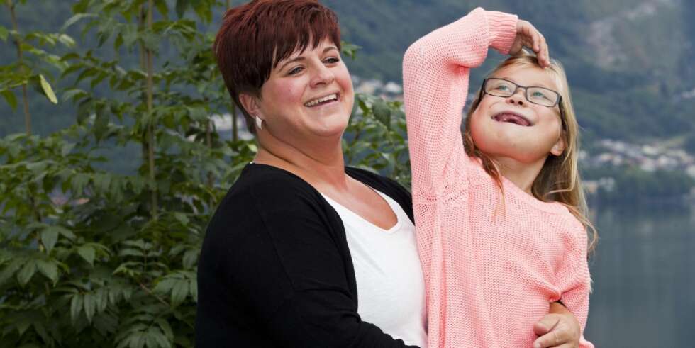 UROLIG: Mamma Monica mistenkte tidlig at datteren Aase Britt hadde arvet pappas genfeil, sel vom det tok flere år før det ble konstatert. I dag er hun glad for at det er enklere å leve med kjerubisme i dag enn da mannen fikk det for over 40 år siden. UROLIG: Mamma Monica mistenkte tidlig at datteren Aase Britt hadde arvet pappas genfeil, sel vom det tok flere år før det ble konstatert. I dag er hun glad for at det er enklere å leve med kjerubisme i dag enn da mannen fikk det for over 40 år siden.