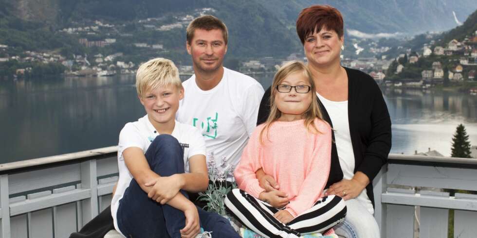 SYNDROM: Aase Britt (8) har arvet det sjeldne syndromet fra pappa Jan Olav. Far, mor Monica og storebror Espen regner med at Aase Britt vil vokse av seg symptomene når hun blir eldre, slik faren gjorde. SYNDROM: Aase Britt (8) har arvet det sjeldne syndromet fra pappa Jan Olav. Far, mor Monica og storebror Espen regner med at Aase Britt vil vokse av seg symptomene når hun blir eldre, slik faren gjorde.