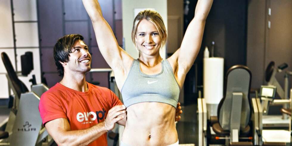 MOTIVASJON: - Å bli pushet på repetisjonene som du vanligvis ikke klarer, gir ekstra motivasjon, mener personlig trener Tommy Lande. Her instruerer han Cecilie Bjørnøy i forbindelse med en treningsreportasje i bladet ShapeUp. MOTIVASJON: - Å bli pushet på repetisjonene som du vanligvis ikke klarer, gir ekstra motivasjon, mener personlig trener Tommy Lande. Her instruerer han Cecilie Bjørnøy i forbindelse med en treningsreportasje i bladet ShapeUp.