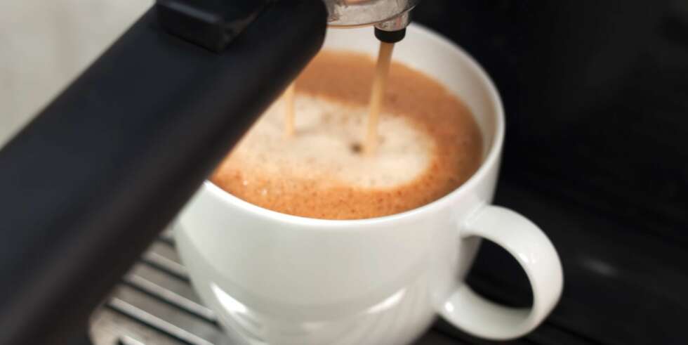 ESPRESSO: Også kaffe fra moderne kaffemaskiner inneholder det farlige kaffefettet. Det betyr at både espresso, cappuccino, macchiato og caffe latte kan gi økning i kolesterol om du drikker mye av slik kaffe. ESPRESSO: Også kaffe fra moderne kaffemaskiner inneholder det farlige kaffefettet. Det betyr at både espresso, cappuccino, macchiato og caffe latte kan gi økning i kolesterol om du drikker mye av slik kaffe.