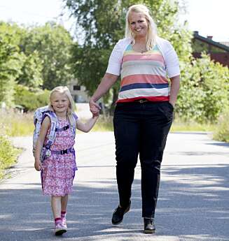 PÅ SKOLEVEI: - Jeg gleder meg til å begynne med lekser, sier Sarah med et stort og forventningsfullt smil. Og mamma Torunn smiler med henne. PÅ SKOLEVEI: - Jeg gleder meg til å begynne med lekser, sier Sarah med et stort og forventningsfullt smil. Og mamma Torunn smiler med henne.