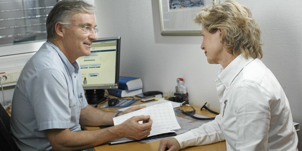 HJERTESJEKKEN: I tillegg til screening av halspulsårer består sjekken av en samtale der legen kartlegger pasientens risikofaktorer. HJERTESJEKKEN: I tillegg til screening av halspulsårer består sjekken av en samtale der legen kartlegger pasientens risikofaktorer.
