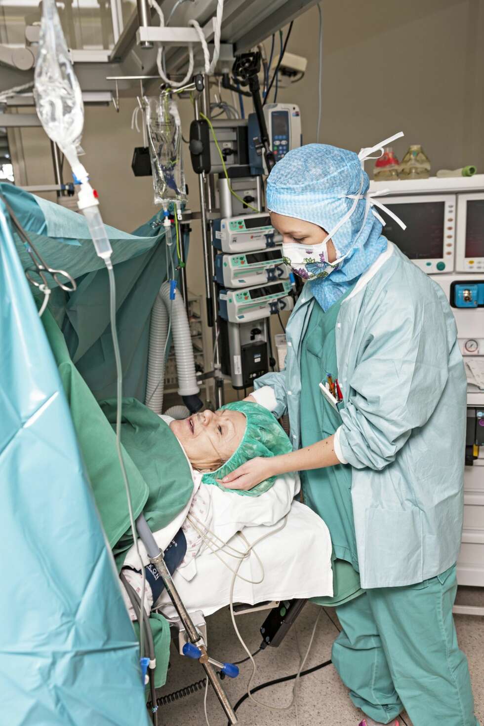 1. SOVER IKKE: Ragnhild Ward Bugten har fått beroligende medisiner og spinalbedøvelse, slik at hun kan være våken under operasjonen. Anestesisykepleier Margrethe Jenssen passer hele tiden på at pasienten har det bra. 1. SOVER IKKE: Ragnhild Ward Bugten har fått beroligende medisiner og spinalbedøvelse, slik at hun kan være våken under operasjonen. Anestesisykepleier Margrethe Jenssen passer hele tiden på at pasienten har det bra.