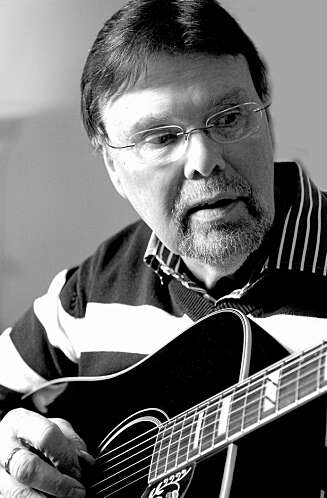BANDGUTT: For over 40 år siden spilte Knut Femris gitar i bandet Shimmy. I fjor realiserte han drømmen om cd-innspilling, sammen med noen av de gamle bandgutta. BANDGUTT: For over 40 år siden spilte Knut Femris gitar i bandet Shimmy. I fjor realiserte han drømmen om cd-innspilling, sammen med noen av de gamle bandgutta.