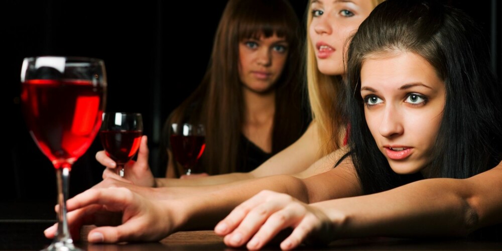 ØL ELLER VIN FØRST: Det har ingen betydning hvilken rekkefølge du inntar drikkevarene. Det er promillen som avgjør hvor full du blir. ØL ELLER VIN FØRST: Det har ingen betydning hvilken rekkefølge du inntar drikkevarene. Det er promillen som avgjør hvor full du blir.