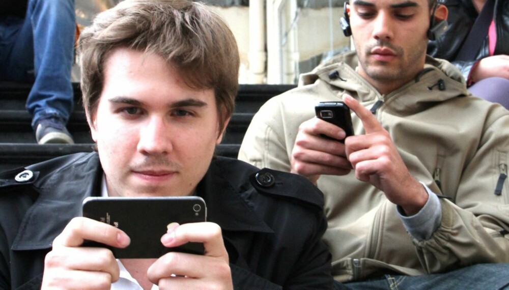 KOMMER TIL Å ANGRE: - Vi ser verden gjennom smart-telefonen: vi tar heller bilder enn å se det med egne øyne. Det er noe vi kommer til å angre bittert på, mener psykolog Morten Müller-Nilssen. KOMMER TIL Å ANGRE: - Vi ser verden gjennom smart-telefonen: vi tar heller bilder enn å se det med egne øyne. Det er noe vi kommer til å angre bittert på, mener psykolog Morten Müller-Nilssen.