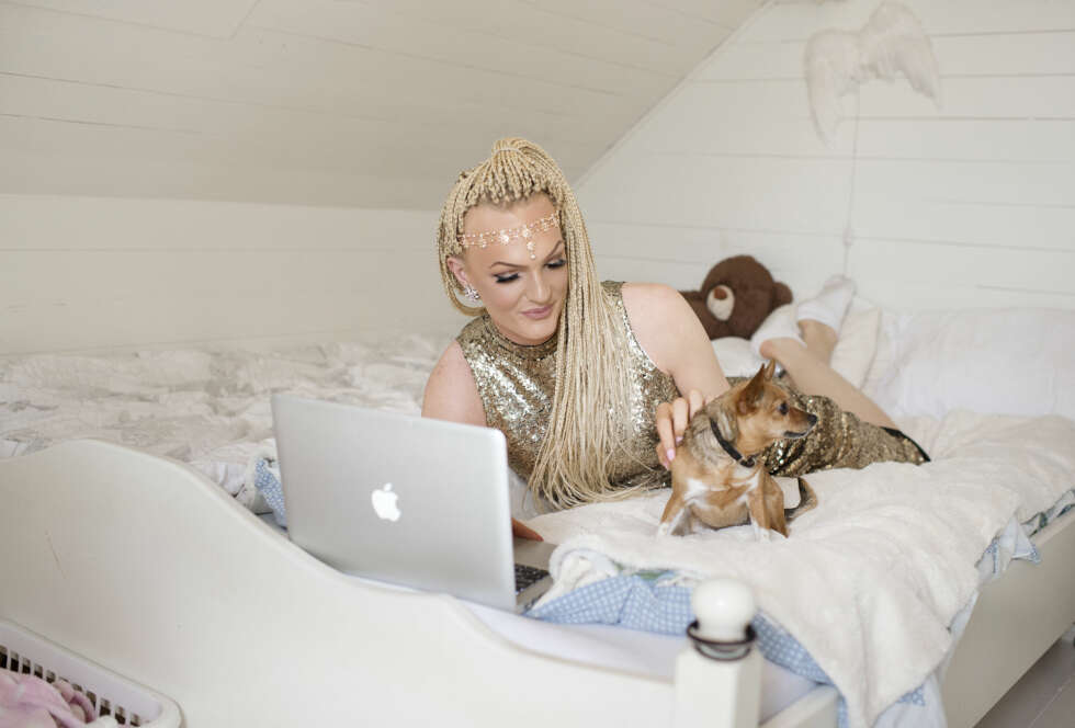 JENTEROMMET: Her trives Ava Leana godt. Hunden Lykke tribes også godt i sengevarmen. FOTO: Marie von Krogh JENTEROMMET: Her trives Ava Leana godt. Hunden Lykke tribes også godt i sengevarmen. FOTO: Marie von Krogh