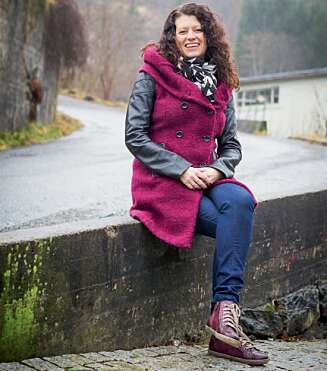 SOVEPAUSE: Da Lisbeth skulle hente eldstejenta på skolen, måtte de ofte ta en pause ved denne muren. ¿ Her satt jeg og sov en liten stund, før vi fortsatte på bakkene hjem, forteller Lisbeth. SOVEPAUSE: Da Lisbeth skulle hente eldstejenta på skolen, måtte de ofte ta en pause ved denne muren. ¿ Her satt jeg og sov en liten stund, før vi fortsatte på bakkene hjem, forteller Lisbeth.