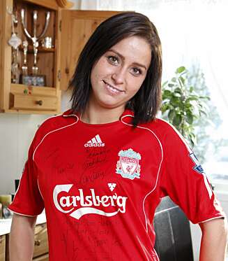 SUPPORTER: Charlotte synes det er ergerlig at ticsene kommer i veien når hun følger fotballkamper med favoritten Liverpool på TV. SUPPORTER: Charlotte synes det er ergerlig at ticsene kommer i veien når hun følger fotballkamper med favoritten Liverpool på TV.