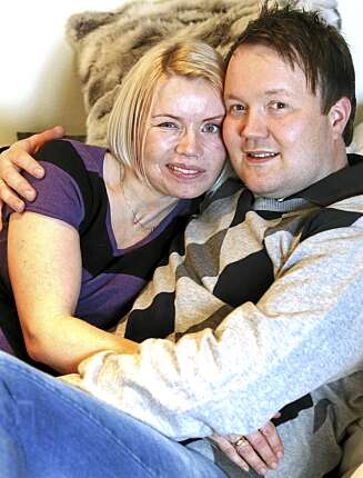KJÆRLIGHET: Lena og mannen Raymond. (Foto: Britt Krogsvold Andersen) KJÆRLIGHET: Lena og mannen Raymond. (Foto: Britt Krogsvold Andersen)