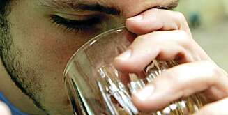 DYPT I GLASSET: Jo mer alkohol, jo verre kan bakrusen bli. DYPT I GLASSET: Jo mer alkohol, jo verre kan bakrusen bli.
