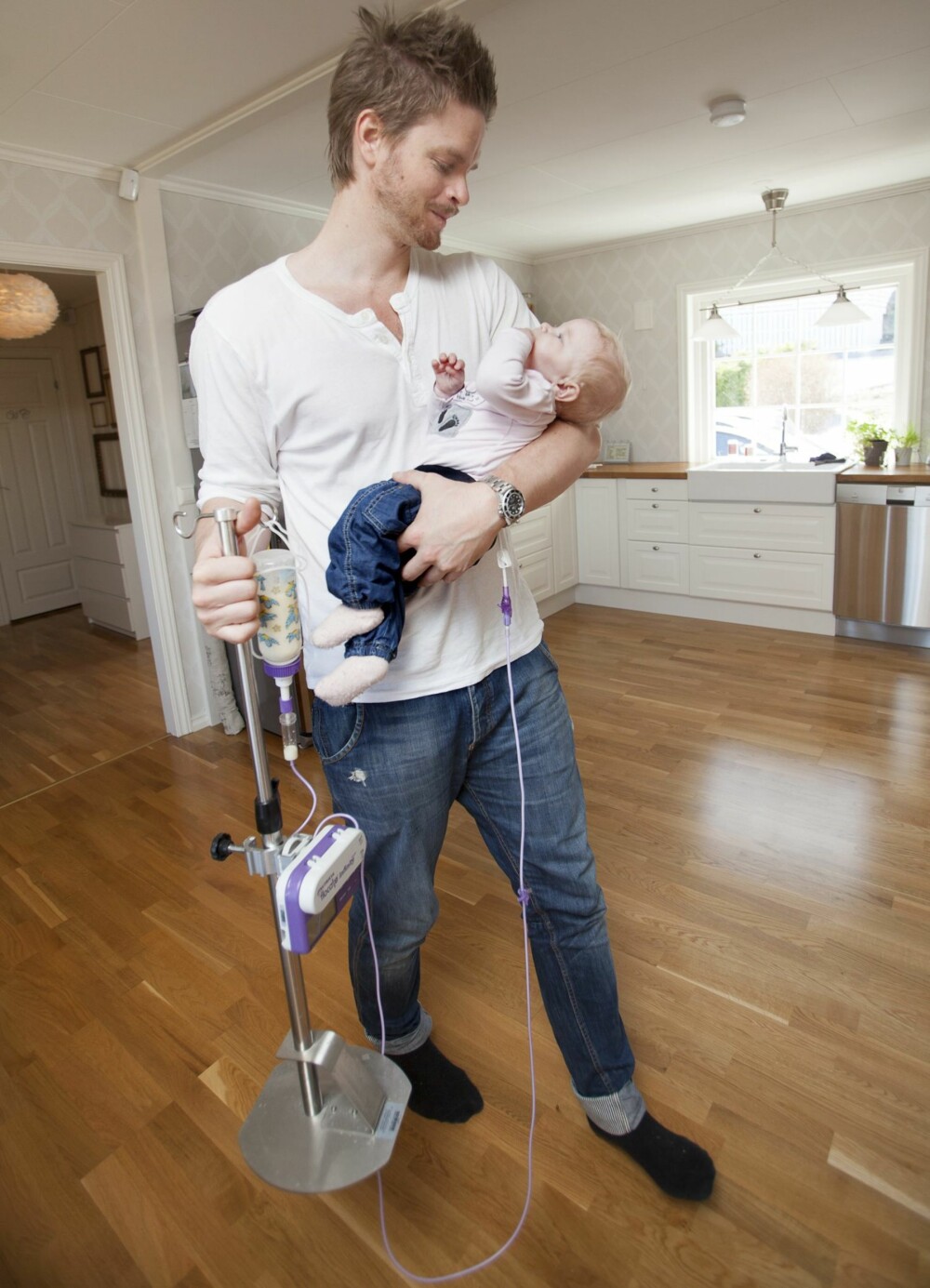 MATSTASJON: Familien prøver å leve et så vanlig liv som de klarer. De går turer, drar på middager og barselltreff. Men alt må planlegges nøye, matstasjonen må med, og de må kunne gi mat etter fast skjema. MATSTASJON: Familien prøver å leve et så vanlig liv som de klarer. De går turer, drar på middager og barselltreff. Men alt må planlegges nøye, matstasjonen må med, og de må kunne gi mat etter fast skjema.