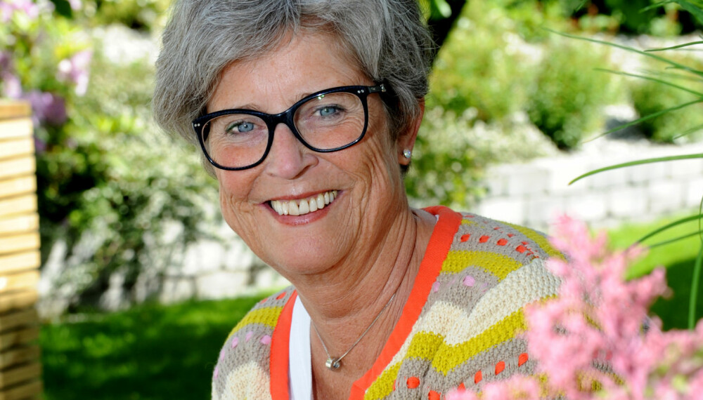 STOMI:- Takket være en pose på magen har jeg nå blitt en normal og velfungerende dame, sier Siri Østvold (58) til ukebladet Hjemmet. STOMI:- Takket være en pose på magen har jeg nå blitt en normal og velfungerende dame, sier Siri Østvold (58) til ukebladet Hjemmet.
