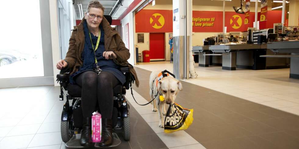 STOLT ARBEIDER: Tålmodig rusler Carmen gjennom butikken med Johanna, hylle for hylle, og bærer selv tunge poser ut til bilen. STOLT ARBEIDER: Tålmodig rusler Carmen gjennom butikken med Johanna, hylle for hylle, og bærer selv tunge poser ut til bilen.