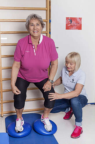 KNEBØY: Manuellterapeut Ingebjørg Hoftaniska instruerer Arna Bratteberg og sørger for at knestillingen er korrekt. FOTO: Anne Elisabeth Næss KNEBØY: Manuellterapeut Ingebjørg Hoftaniska instruerer Arna Bratteberg og sørger for at knestillingen er korrekt. FOTO: Anne Elisabeth Næss