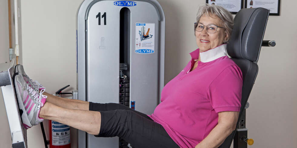 FRISKE KNÆR: Med smarte øvelser. For Arna Bratteberg (71) er styrketrening avgjørende. FOTO: Anne Elisabeth Næss. FRISKE KNÆR: Med smarte øvelser. For Arna Bratteberg (71) er styrketrening avgjørende. FOTO: Anne Elisabeth Næss.