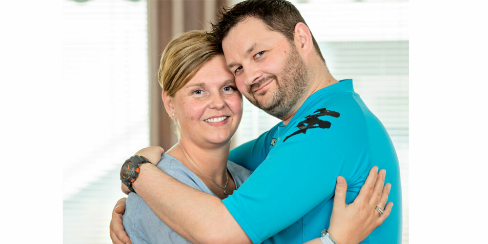 KJÆRLIGHET ER MEDISIN: – Uten deg hadde jeg ikke holdt ut, sier Mona og tar et godt tak rundt Remi Alexander Johansen. Den rolige nordlendingen mener han selv har vært heldig med Mona. FOTO: Jørn Grønlund KJÆRLIGHET ER MEDISIN: – Uten deg hadde jeg ikke holdt ut, sier Mona og tar et godt tak rundt Remi Alexander Johansen. Den rolige nordlendingen mener han selv har vært heldig med Mona. FOTO: Jørn Grønlund