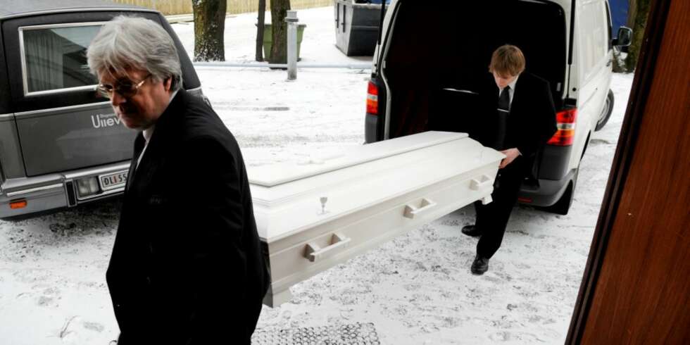 TUNGE LØFT: Strøm og Håvardsen må ofte foreta tunge løft. her fraktes kisten fra likbilen og inn i kapellet på Lovisenberg. TUNGE LØFT: Strøm og Håvardsen må ofte foreta tunge løft. her fraktes kisten fra likbilen og inn i kapellet på Lovisenberg.