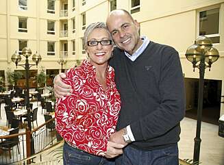 Gamlekjæresten Margit er blitt den faste klippen i Olafs nye liv. Her er de tilbake på Hotel Ernst i Kristiansand, der de møttes igjen, 22 år etter at de var sammen for første gang. Gamlekjæresten Margit er blitt den faste klippen i Olafs nye liv. Her er de tilbake på Hotel Ernst i Kristiansand, der de møttes igjen, 22 år etter at de var sammen for første gang.