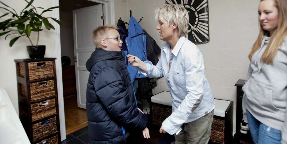 PASSER PÅ: Hver gang Andreas går ut, selv om det bare er rett inn i bilen, er det avgjørende at han kler seg godt, med jakke og en lue som dekker ansiktet. PASSER PÅ: Hver gang Andreas går ut, selv om det bare er rett inn i bilen, er det avgjørende at han kler seg godt, med jakke og en lue som dekker ansiktet.